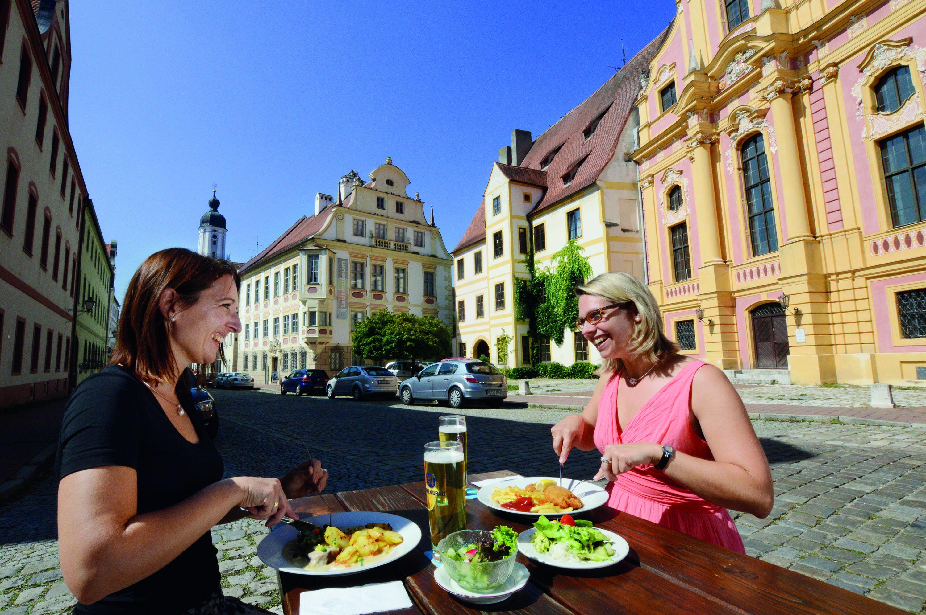gemuetlichesmittagessen-altstadt_c-dominik-weiss-stadt-neuburg-an-der-donau_